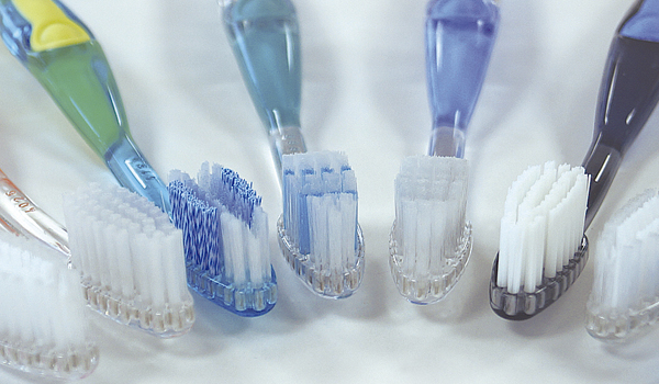 Cómo conservar limpio nuestro cepillo de dientes